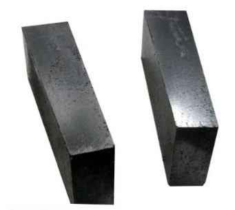 Magnesia carbon bricks are used for the working layer